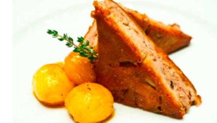 Cochinillo confitado deshuesado con cebollitas glaseadas en zumo de naranja