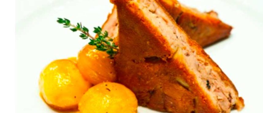 Cochinillo confitado deshuesado con cebollitas glaseadas en zumo de naranja