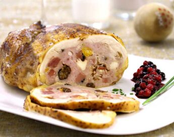 Pollo de aldea asado con frutos secos y jamón