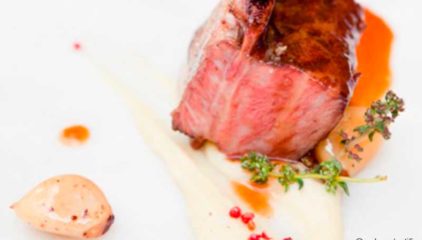 Asado de tira a baja temperatura con puré de almendras y ajos confitados