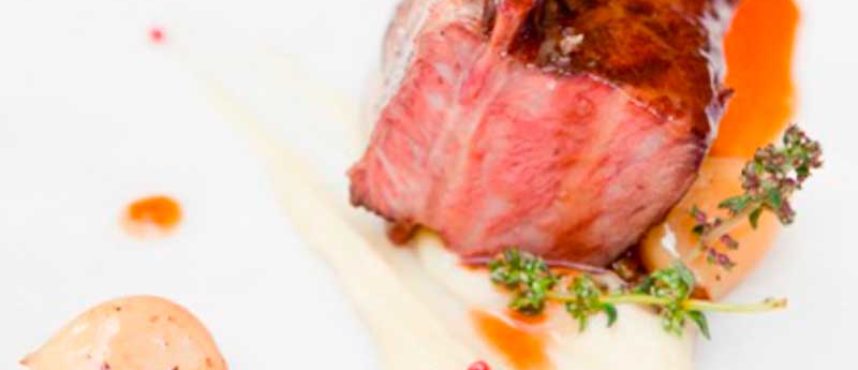 Asado de tira a baja temperatura con puré de almendras y ajos confitados