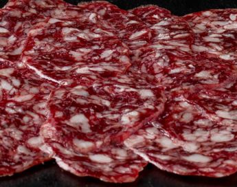 Salchichón ibérico de cebo cortado